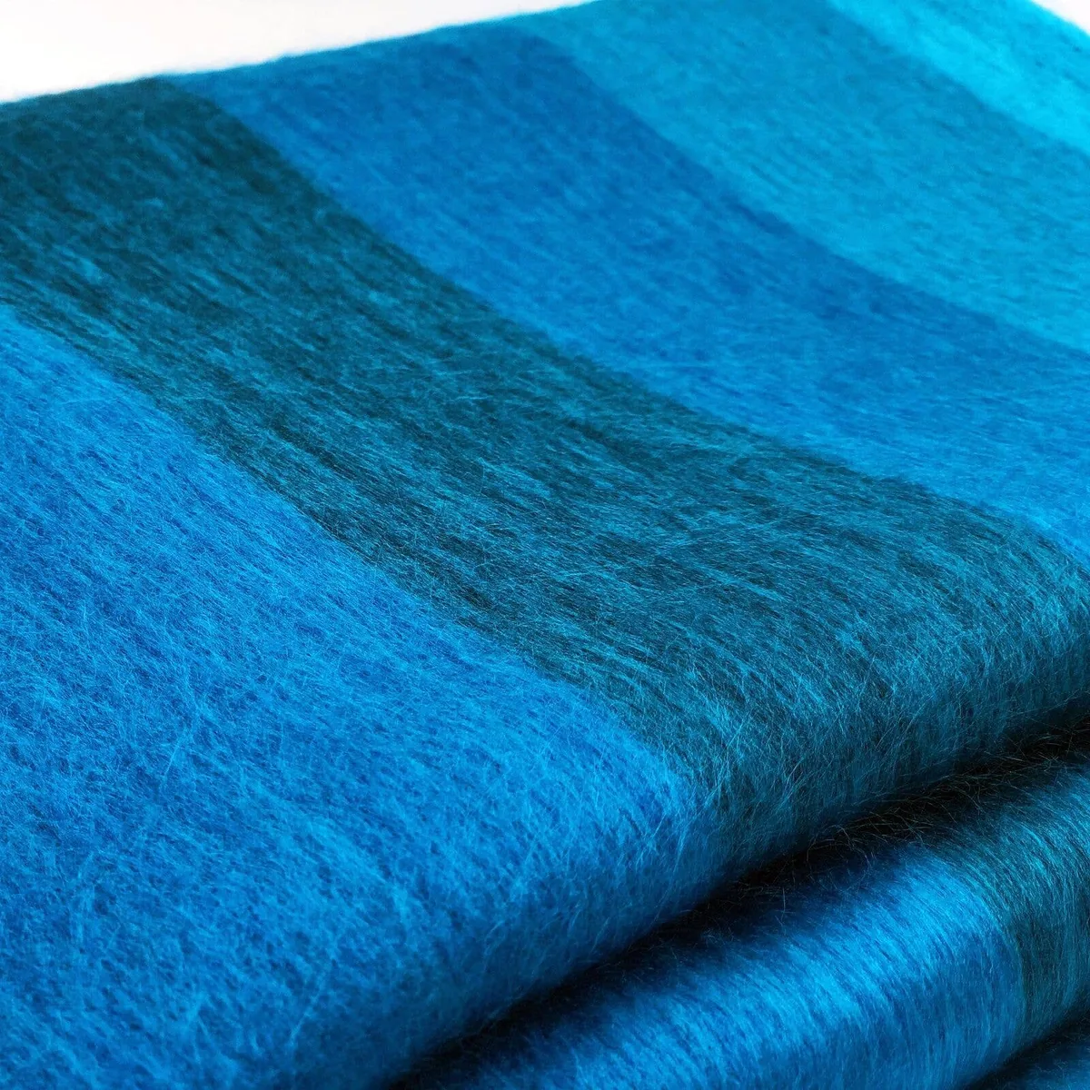 Blau-türkis gestreifte ECUALAMA Wohndecke – Bild 3